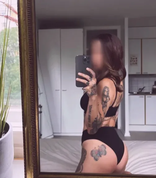 Amber, 27