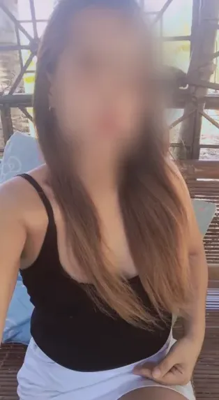 Mia, 32